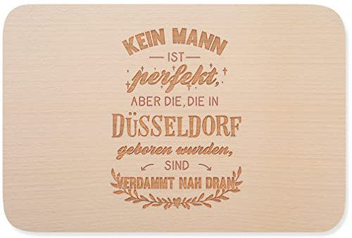 JUNIWORDS Frühstücksbrettchen, Kein Mann ist perfekt, aber die, die in Düsseldorf geboren wurden, sind verdammt nah dran, Holzbrett Frühstücksbrett Holzbrettchen (1005664)