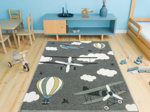 AKCILA Lima Kinderteppich mit Motiv Flugzeuge Ballons Wolken und Vögel | Kinderteppich 180x270cm Grau Creme mit Pastellfarben, weicher 11 mm Flor, Teppich für Kinderzimmer, verschiedene Größen