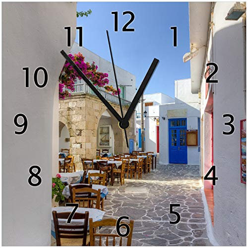 Wallario Design-Wanduhr Gasse in Griechenland aus Glas, Motiv-Uhr Größe 30 x 30 cm, Schwarze Zeiger