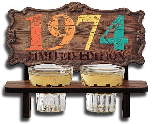 DARO Design - Schnapsbank Jahreszahl Geschenk zum 51. Geburtstag, Limited Edition Jahrgang 1974, Geburtstagsgeschenk Deko Vintage Retro Look lustige Geldgeschenke mit 2 Schnapsgläser, Geburtstagsdeko