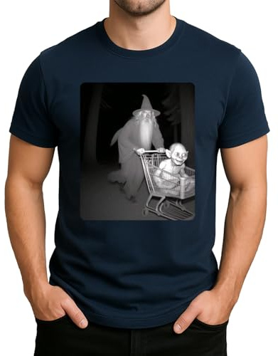 Gandalf schiebt Gollum im Einkaufswagen – Herr der Ringe Kultszene als düstere Parodie im Nachtwald Herren T-Shirt
