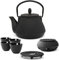 Teekanne asiatisch Gusseisen Set 0.8 Liter - schwarze Gusskanne mit Henkel & Edelstahl Tee-Filter Sieb-Einsatz für losen Tee & 4 Teebecher (Tassen) Stövchen & Untersetzer