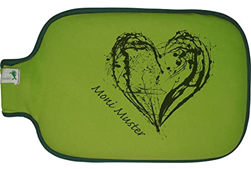 Hugo Frosch Wärmflasche mit Namen - personalisiert - Motiv Herz 02 - viele Farben & Motive – Wärmflasche - grün - Größe 19,5 x 31,5 cm - persönliches Geschenk mit Wunsch-Motiv und Wunsch-Name