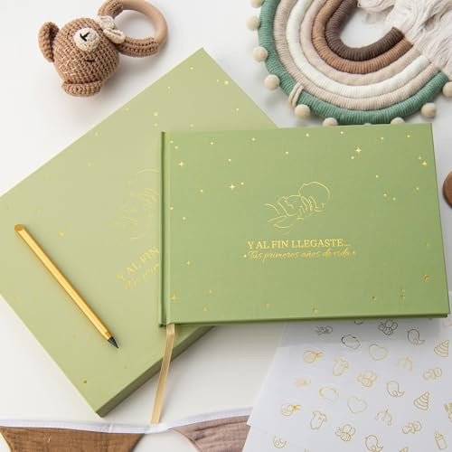 PROENMU® Album Fotos Bebe Primer Año + Lápiz Metálico + Caja Regalo con Cierre Magnético + Pegatinas | Libro Recuerdos Bebe | Album Bebe Recien Nacido hasta los 5 Años (Español) (Verde, ESPAÑOL)