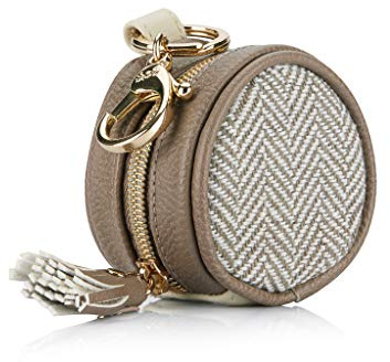 Itzy Ritzy Schnulleretui – Veganes Lederetui für 2 Schnuller mit Clip – Schnullerbox für unterwegs, ideal für Wickeltaschen & Kinderwagen – Schnullerhalter Schlüsselanhänger – Vanilla Latte