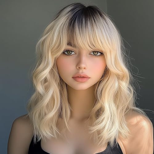 SIMKAYLEE Gewellte Lange Blonde Perücke mit Pony für Frauen Mittellange Hellblond Perücken mit Dunkler Wurzel Damen Locken Halblang für Karneval Fasching Motto Party Halloween Long Blonde Wig (40cm)