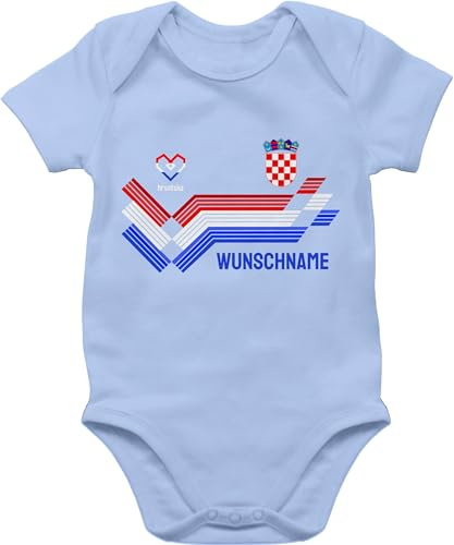 Geschenk mit Namen personalisiert by Shirtracer - Baby Body Junge Mädchen - 2024 Fussball EM Fanartikel - Personalisierbares Kroatien Motiv Trikot | Individuelles Hrvatska Design mit Wappen und