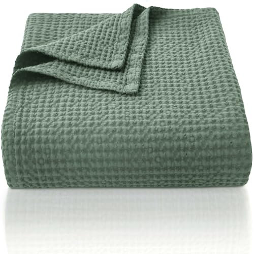 CHUFFED 100% Baumwolle Decke 130 x 150 cm, Weiche und Atmungsaktive Tagesdecke, Waffelmuster Leichte Decke als Sofadecke Couchdecke, Weich Kuschelige Wohndecke Wohnzimmer, Sofa Couch Grün