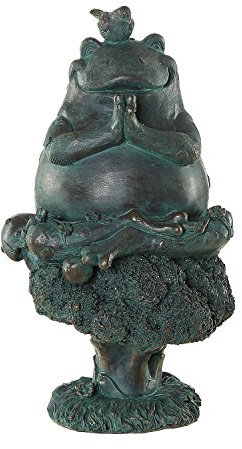 Frosch stehend auf die mushroon und Karotte statury Frog Standing on the Carrot
