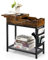 GOPLUS Mesa auxiliar vintage con 2 puertos USB y 2 enchufes, mesa de sofá con mesa plegable y estante de rejilla, mesita de noche con bolsillos de tela para salón y dormitorio