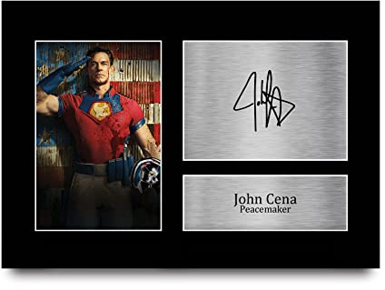 HWC Trading A4 John Cena Peacemaker Geschenke Gedrucktes Signiertes Autogramm Foto für Fans von Fernsehshows - A4