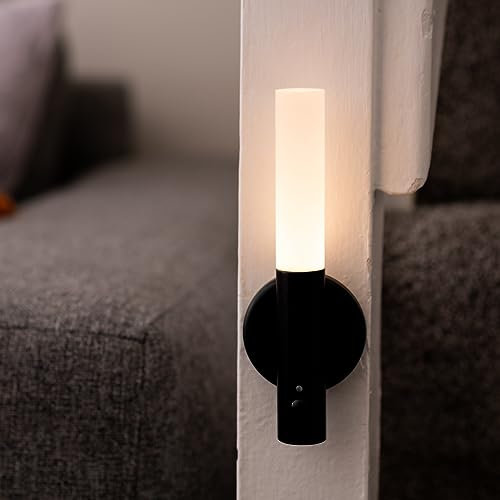 Auraglow Akku LED Stab Wandlampe aus Schwarzem Metall mit PIR Bewegungsmelder - Innen Wandleuchte ohne Stromanschluss, Tragbar & Kabellos, Aufladbare Wandlampe, Akku Wandleuchte für Flur, Treppen usw.