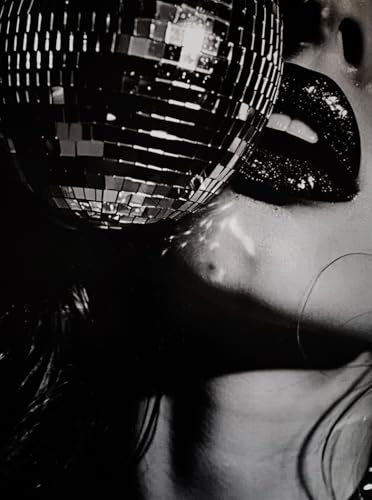 KUSTOM ART Dekoratives Wandposter Mädchen mit Disco Ball in Schwarz und Weiß Kunstdruck auf beschichtetem Papier, 40 x 30 cm, ohne Rahmen