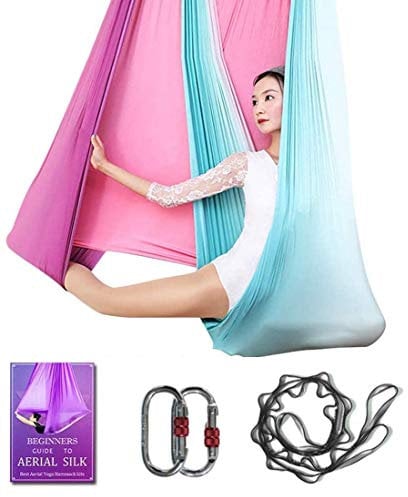 Aerial Yoga Hängematte L: 5M B: 2,8M Aerial Pilates Seiden Yoga Schaukel Set mit 2000 Ibs Last Inklusive Daisy Chain, Pose Guide (Allmählicher Wechsel Lila)