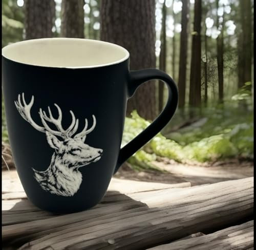 Tasse mit Gravur/auf Wunsch auch mit Text/gummierte Oberfläche/Farbe Schwarz/Porzellan/Personalisiert/Geschenk/mit Tier-Motieven (Hirsch)