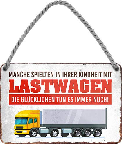 schilderkreis24 – Blechschild Lustiger Spruch “Manche spielten in Kindheit. Lastwagen“ Deko Werkstatt LKW Trucker Kraftfahrer Fernfahrer Hängeschild Vintage Retro Geschenk Geburtstag 18x12 cm