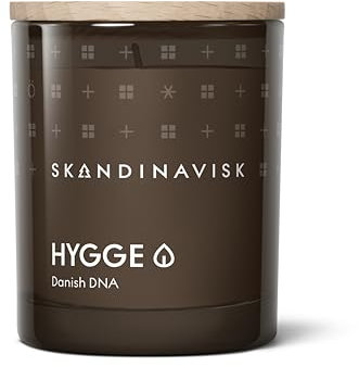 Skandinavisk HYGGE 'Gemütlichkeit' Duftkerze, Sonderedition, Duftnoten: Schwarzer Tee und Minzeblätter, getrocknete Äpfel und ein Hauch von gebackenem Zimt, 65 g.