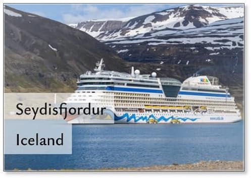 Seydisfjordur, Island: das deutsche Kreuzfahrtschiff Aida vor dem Hafen von Seydisfjordur auf Island, ankert im Fjord vor dem Hafen von Seydisfjordur auf Island, Kühlschrankmagnet