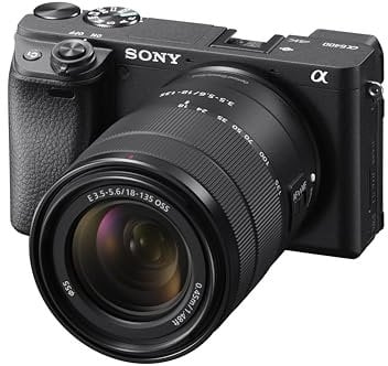 Sony Alpha 6400 APS-C Spiegellose Kamera mit 18-135mm Objektiv (Schneller 0,02s Autofokus mit Augenerkennung für Mensch und Tier, 4K-Filmaufnahmen und neigbares Display für Vlogging)