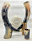 Carfar Natürliches echtes Horn handgefertigtes Wikinger Mittelalter LARP Trinkhorn mit Hornständer, Becher - Bier für Ale (Set von 2 Trinkhorn)