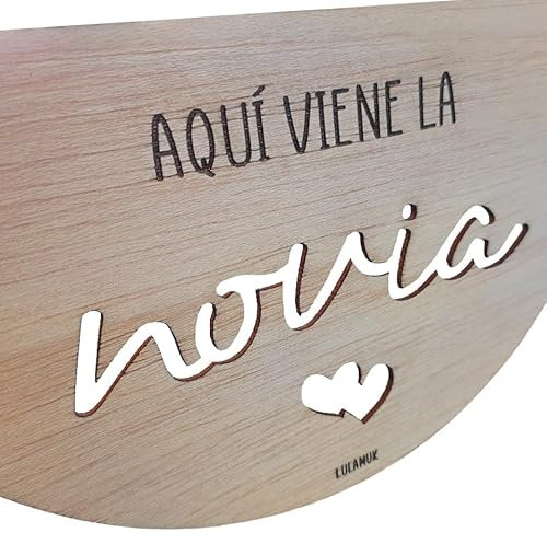 Lulamuk | Cartel personalizado Boda | Cartel Bienvenida Boda | Modelo Aquí viene la Novia | Cartel Ya viene la Novia | Adornos de Boda | Decoración Boda dama de honor (Novia)