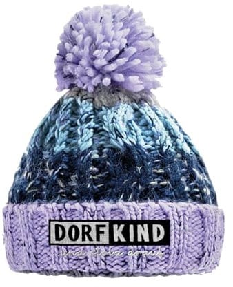 tshirtladen Dorfkind Kindermütze mit Bommel in Lavender Fizz - Zopfmütze für Kinder mit Dorfkind Spruch, kuscheliges Material, warmes Shearling-Innenfutter, ideal für den Winteralltag