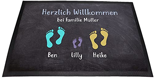 Tierisch-tolle Geschenke Personalisierte Fussmatte „Herzlich Willkommen“ mit bis zu 7 Wunschnamen für Familie, Kind(er) und Hund(e) mit Füßen und Pfoten Abdrücken (Paar mit 1 Kind)