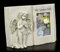 Figure Shop GmbH - Cornice portafoto per tomba con angelo - Wir Vermissen Dich | Decorazione per tomba dipinta a mano, altezza 19,5 cm