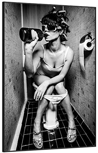 Wallario Wandbild - Kloparty - Sexy Frau auf Toilette mit Weinflasche in Premiumqualität, Poster mit schwarzem Rahmen, Größe: 61 x 91,5 cm