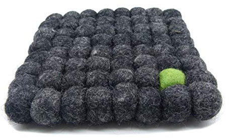 feelz Filzuntersetzer eckig grau mit bunter Kugel 20 x 20 cm Handarbeit Topfuntersetzer bunt Bunte Filzkugel Untersetzer aus Filz Filzkugeluntersetzer Fairtrade (Anthrazit/Grün)