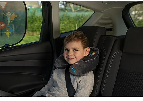 cartrend Nackenkissen HERO​​, mit angenehmer Memory-Foam Füllung, buntes Design für Kinder, abnehmbarer Bezug, mit Kapuze, 1 Stück, grau