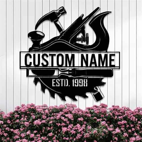 Riaeelvs Cadeau personnalisé pour homme, panneau en métal pour le travail du bois, panneau de nom de charpentier, décoration de scierie, décoration de grotte pour homme, cadeau pour papa, papa,