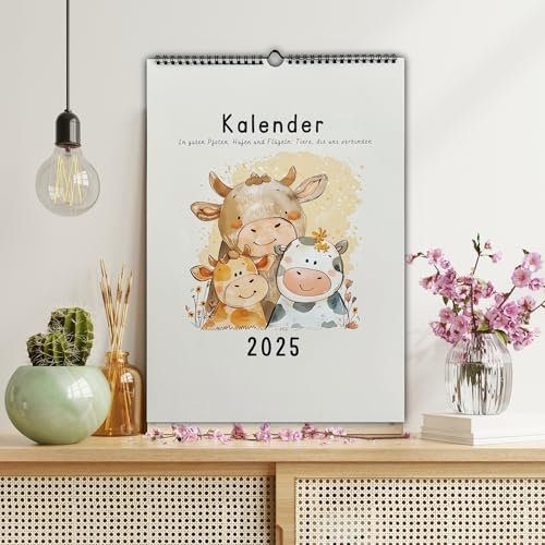 100% Öko-Familienplaner: hochwertiger Recyclingpapier-Wandkalender mit liebevollen Tiermotiven und inspirierenden Monatsweisheiten, A3-Format, 4 Spalten, hergestellt in Österreich