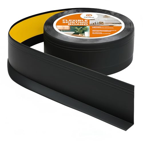 Quest Weichsockelleiste PVC 70x20 mm Dekor gefräst - Schwarz, 5 m | Dekorative Abschlussleiste mit Fräsungen, flexibel zuschneidbar, für Küche, Bad & Flur, UV-beständig & wasserabweisend