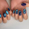 24 Pièces Amande Faux Ongles Court, French Oeil de Chat Ongles à Presser Bleu Foncé Aurore Press on Nails, Ovale Naturel Acrylique Ongles à Coller pour Filles Femmes DIY Nail Art