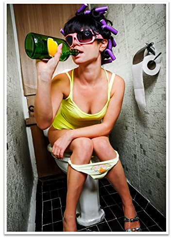 wandmotiv24 Poster als Wanddeko, Größe Din A4, Frau trinkend auf Toilette, Fotografie, Lustig, Flasche, Moderne Wanddeko, Wandbilder, Deko, Bild M0067