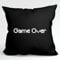 Huuraa Kopfkissen Game Over Schriftzug Geschenk 40x40cm mit Füllung Black Baumwolle Game Over Deko