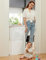 Momcozy Automatischer Verriegelung Treppenschutzgitter Ausziehbar für Baby, Haustier Türschutzgitter, Kinderschutzgitter, Einhändig Öffnen,0-140 cm, Geeignet für Treppen/Türen/Innen & Außen