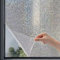 Avoid Fensterfolie Mosaik – Sichtschutzfolie Fenster selbsthaftend – Fensterfolie Blickdicht – Regenbogeneffekt bei Sonnenlicht – UV Schutz innen inkl. Rakel, Messer & Pflanzensprüher (60x300 cm)
