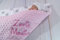 BotoBaby ★ Zweilagige Babydecke mit Namen und Datum Bestickt ★ Minky ★ Baumwolle ★ Füllung ★ (Rosa - Sternen, 75 x 100 cm)