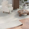 Homease PVC Bodenbelag Selbstklebende Holzoptik Vinylboden, Wasserdichte Schneidbar Vinylbodenbelag Bodenaufkleber für Bettzimmer, Küche, Wohnzimmer, 60x1000cm Weißgrau