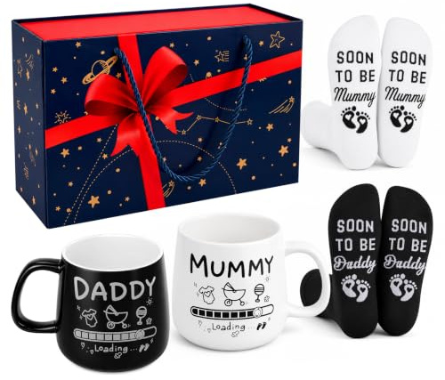 GARMEE New Parents Gift Set for Mum and Dad, Mummy Daddy Mugs and 2 Pairs of Funny Socks with Gift Bag, First Time Parents Gifts, Baby Shower, Pregnancy Announcement and New Baby Gifts