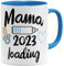 OM3® Mama Loading 2025 Kaffee-Tasse mit süßem Spruch - Lustige Schwangerschaftsverkündung für Jungen Boy - Keramik Becher - 325ml - Beidseitig Bedruckt - Hellblau