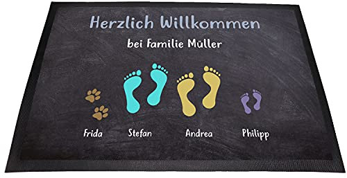 Tierisch-tolle Geschenke Personalisierte Fussmatte „Herzlich Willkommen“ mit bis zu 7 Wunschnamen für Familie, Kind(er) und Hund(e) mit Fuß- und Pfotenabdrücken (Paar mit 1 Kind & 1 Tier)