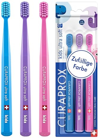 Curaprox Kids Tandborste, 3-Pack, Slumpmässig Färg, Tillverkad I Schweiz | För Barn 4–12 År, Ultraskonsam Rengöring, 5 500 Curen®-Filament