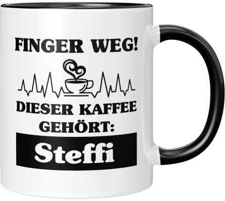 TassenTicker - Tasse mit Spruch Personalisierung - Finger weg! Dieser Kaffee gehört - Wunschname - Namenstasse - Kaffeetasse - Geschenk für Büro Arbeit - Kollege Kollegin - Kaffeesüchtig (Schwarz)