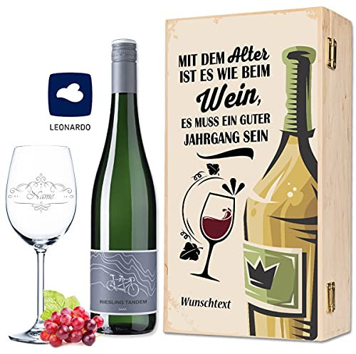 Leonardo Weinglas mit Namen - Mit dem Alter ist es wie beim Wein - inkl. bedruckter Holzkiste + Riesling Tandem - Geburtstagsgeschenk für Männer & Frauen - Geschenkset für Weintrinker Weinfest