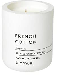 blomus -FRAGA- Duftkerze S aus Sojawachs, Lily White, hochwertiger Raumduft, charakteristische Beton-Optik, Duft FRENCH COTTON, 24 h Brenndauer, rußarm (H / B / T: 8 x 6,5 x 6,5 cm, Lily White, 65649)