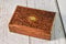 Ajuny Handgefertigte Dekorative Holz Schmuckschatulle mit Elefanten Prägung handgeschnitzt solide Andenken Aufbewahrung Reise Organizer Schatzkiste Schmuckhalter ideal für Geschenke, 17,8x12,7 cm