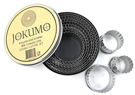 JOKUMO 11-teilig Graduierte Größen Rillenschliff Runder Teig/Keksausstecher-Set Heavy Duty 18/8 304 Edelstahl - Metallgravur Größe - Zinn Aufbewahrungsbox für Keksen, Gebäck, Backen, Muffins